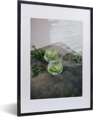 Produktbild von MuchoWow® MuchoWow® Gerahmtes Poster Ein kaltes, erfrischendes Glas Gin Tonic 30x40 cm - Poster mit zchwarzem Bilderrahmen - Wandposter Schlafzimmer