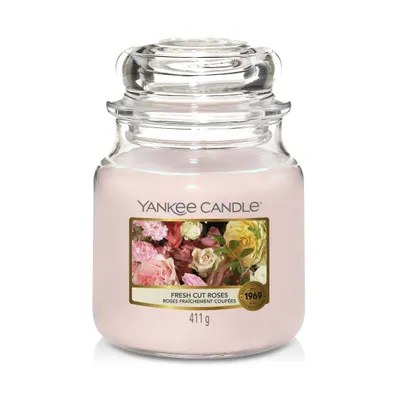 Produktbild von Yankee Candle Duftkerze Fresh Cut Roses, Medium Jar 411g mit Deckel, Rosa, Brenndauer 65-75 Std., Paraffinwachs, bleifreier Baumwolldocht, H 12.7 cm, Ø 10.7 cm