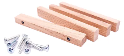 Produktbild von Set mit 4 lackierten Eichentürgriffen, inklusive Befestigungsschrauben