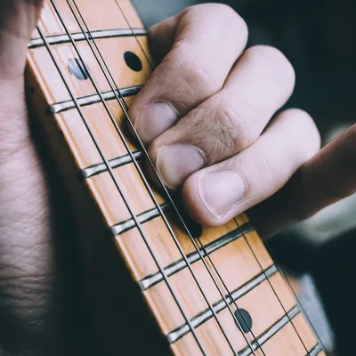 Produktbild von kwmobile Stahl Gitarrensaiten 6 Saiten-Set - für Akustikgitarren und Westerngitarren - mit Beschriftung - 6x Stahlsaiten Akustik Western Gitarre