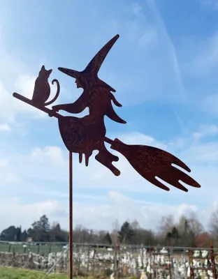 Produktbild von Gartenfigur Hexe mit Katze auf Besen fliegend 20x25cm + Stab Gartenstecker Edelrost Gartendeko Wetterfest Rost Metall Rostfigur Halloween Figur