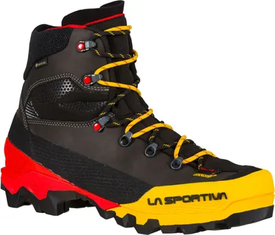 Schwarze Bergschuhe "Aequilibrium LT GTX" von La Sportiva mit gelben und roten Akzenten und griffiger Sohle.