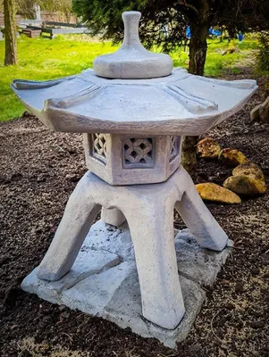 Produktbild von Casa Padrino Garten Leuchte im Japanischen Stil Pagode Grau 50 x 50 x H. 64 cm - Garten & Terrassen Leuchte - Wetterbeständige Garten Laterne - Garten Terrassen Beleuchtung