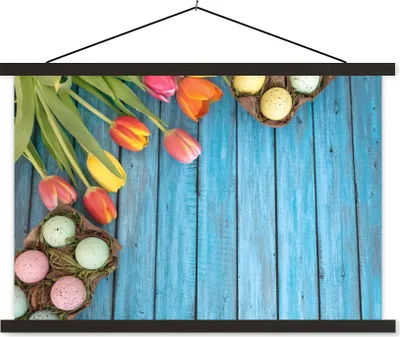 Produktbild von MuchoWow® Textilposter Ostereier und bunte Tulpen zu Ostern auf einem hölzernen Hintergrund 150x100 cm mit schwarzem Rahmen - Schlafzimmer