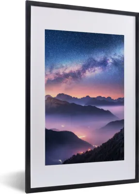 Produktbild von MuchoWow® Gerahmtes Poster Berge - Sternenhimmel - Nebel 40x60 cm - Poster mit Schwarzem Bilderrahmen Wandposter Rahmen Foto Bilder - Poster in Rahmen