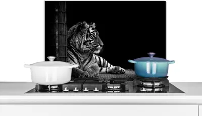 Produktbild von KitchenYeah®  Spritzschutz Küche - Küchenrückwand - Wandschutz für Herd und Spüle - Tiger - Tiere - Schwarz - Weiß 60x40 - Alu-Dibond (Alternative zum Spritzschutz aus Glas) - Hitzebeständig - Herdspr