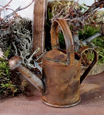 Produktbild von Miniatur Gießkanne aus Metall, rostig. Größe: Höhe 4 cm ohne Bügel.