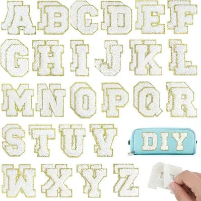 Produktbild von 52 Stück weiße, eisenfreie Buchstaben A-Z, selbstklebende Chenille-Buchstaben-Applikationen für Kleidung, DIY-Dekoration, weiß mit goldener Umrandung