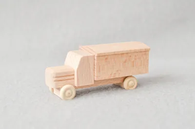 Productafbeelding van Houten vrachtwagen, open laadbak, naturel kleur, afmetingen: 3,5 x 7,5 x 3 cm. Nieuw