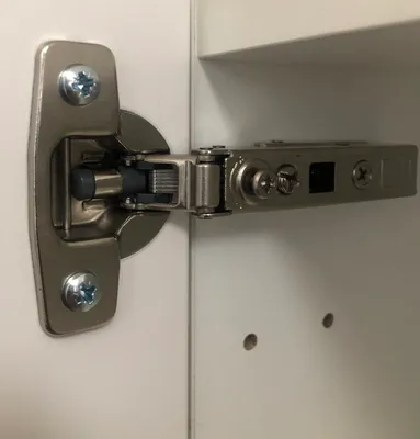 Produktbild von NELI 2er-Set Scharniere mit Softclose (neu) passend für Metod (Ikea) mit 2 Scharniere, 8 Schrauben und 8 Spreizmuffen (Kunststoffdübel)