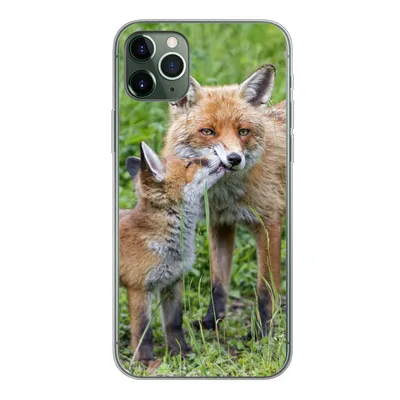 Produktbild von MuchoWow® Handyhülle Schutzhülle Hülle für iPhone 11 Pro Max Füchse - Kind - Gras Silikon Softcase Handy Hülle - Schutz