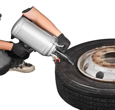 Zdjęcie produktu dla Ręczna pompka do opon VEVOR 6 L, ulepszona przenośna pompka do opon, 0,6-0,8 MPa do małych samochodów, motocykli i rowerów elektrycznych, srebrna