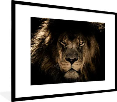 Produktbild von MuchoWow® Gerahmtes Poster Löwe - Tiere - Schwarz - Porträt 80x60 cm - Poster mit Schwarzem Bilderrahmen Wandposter Rahmen Foto Bilder - Schlafzimmer-Dekorationen - Fotoposter