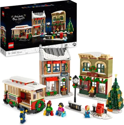 Produktbild von LEGO 10308 Icons Weihnachtlich geschmückte Hauptstraße, Winterdorf Modellbausatz mit Straßenbahn, Geschäften, Zubehör und  Weihnachtsdekoration
