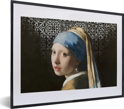 Produktbild von MuchoWow® Gerahmtes Poster Mädchen mit Perlenohrring - Schwarz und Weiß 40x30 cm - Poster mit Schwarzem Bilderrahmen Wandposter Rahmen Foto Bilder - Bilderrahmen - Poster im Rahmen