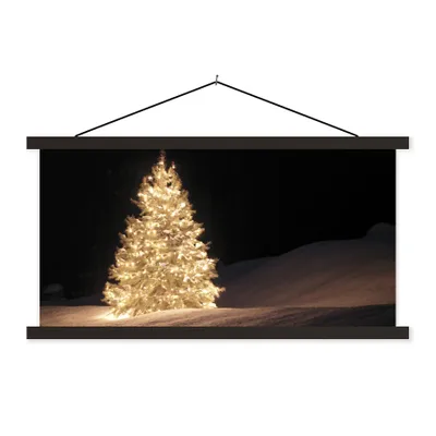 Produktbild von MuchoWow® Textilposter Ein beleuchteter Weihnachtsbaum bei Nacht 60x30 cm mit schwarzem Rahmen - Textilien
