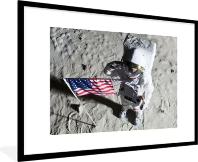 Produktbild von MuchoWow® Gerahmtes Poster Astonaut - Amerika - Flagge 90x60 cm - Poster mit Schwarzem Bilderrahmen Wandposter Rahmen Foto Bilder - Wanddekoration - Fotos