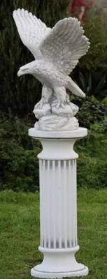 Produktbild von Casa Padrino Barock Säule mit Adler Weiß / Grau 60 x 40 x H. 134 cm - Prunkvolle Gartensäule im Barockstil - Gartendeko Stein Säule mit Skulptur - Barock Garten & Terrassen Deko Accessoires