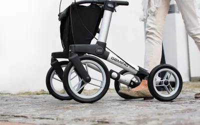 Produktbild von Outdoor-Rollator Gemino 60 mit Softbereifung und großen Rädern sowie Tasche, nur 8,5 kg, leicht faltbar, ideal für das Gelände - empfohlene Körpergröße: 150 - 200 cm