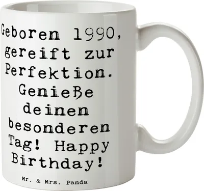 Produktbild von Mr. & Mrs. Panda Kaffeebecher Spruch 1990 Geburtstag - Weiß - Geschenk, Kaffeepott, Nostalgie, Keramiktasse, Teetasse, Geburtstagsgeschenk, Kaffeetasse, Alter, Jubiläum