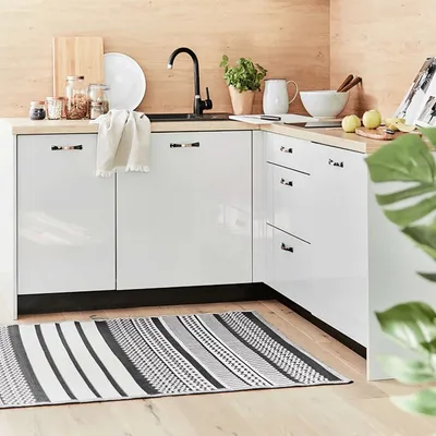 Produktbild von Gemusterter Teppich mit schwarz-weißen Streifen.
