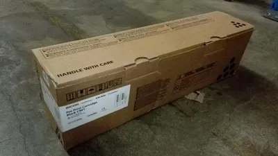 Zdjęcie produktu dla Oryginalny czarny toner Ricoh 828302, 110 250 stron, 0,3 centa za stronę - zastępuje kasetę z tonerem Ricoh 828302