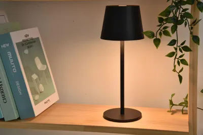 Immagine prodotto di Lampada da tavolo a LED ricaricabile ROBLE nera 1,1 W, bianco caldo 100 lm, alluminio, dimensioni: 28x10x10 cm, IP54, Lutec