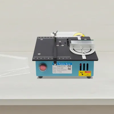 Produktbild von Mini Tischsäge - Tischkreissäge - 0–90° verstellbarer Schnittwinkel - 5000 U/min - 4 Sägeblätter - EU-Stecker - AC-Betrieb - CNC-Aluminiumlegierung - Dunkelblau