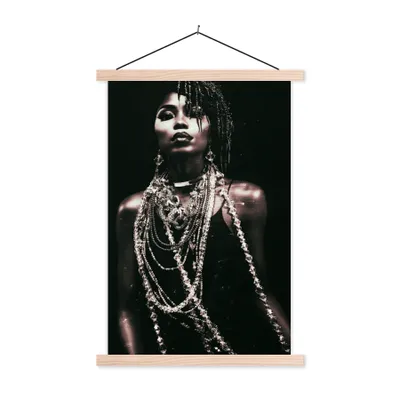 Produktbild von MuchoWow® Textilposter Frau - Schmuck - Ohrringe 40x60 cm mit holzfarbenen Rahmen - Poster