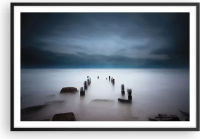 Produktbild von Gerahmtes Poster - Schwarzer Rahmen - Wellenbrecher Nebel Nacht - 91,5x61 cm - Wand Bild - Wanddeko - Wandbilder - Kunstposter - Wandposter - Bilderrahmen - Bilder - Kunstdruck - P2BAA91x61-4416