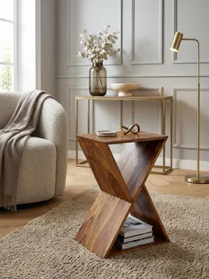 Beistelltisch in X-Form aus massivem Sheesham Holz, elegant platziert neben einem Sofa in einem modernen, lichtdurchfluteten Wohnzimmer mit Holzboden._#sku_SAFWL6.175#