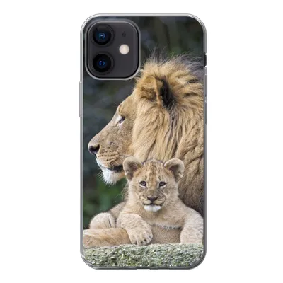 Produktbild von MuchoWow® Handyhülle Schutzhülle Hülle für iPhone 12 Erwachsener Löwe mit Jungtier Silikon Softcase Handy Hülle - Schutzhülle