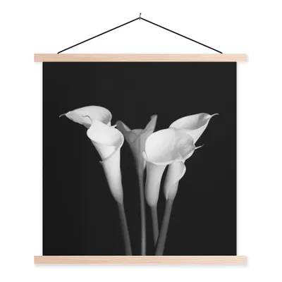 Produktbild von MuchoWow® Textilposter Eine Nahaufnahme von Calla-Lilien-Blüten auf schwarzem Hintergrund 40x40 cm mit holzfarbenen Rahmen - Posterleiste