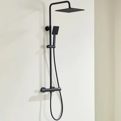 Obrázek produktu pro Sprchový systém s černou termostatickou baterií, kompletní sprchová baterie s termostatem nastaveným na 38 °C, sprchová hlavice 25 x 25 cm