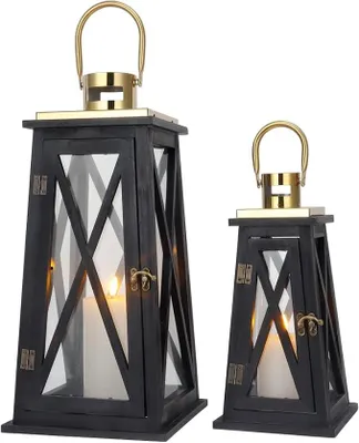 Imagen del producto de 2 faroles para velas, uno de 55 cm y otro de 40 cm de altura, de madera, color . Soportes para velas vintage, candelabros con vidrio, aro de metal plateado. Decoración para jardín, farol para tumbas, decoración para balcón, ideal para el Día de la Madre o bodas