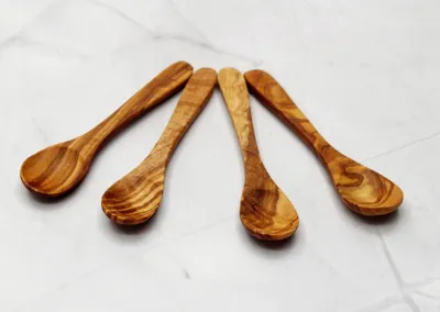 Produktbild von Esslöffel Set von 4 - Zuckerlöffel/Tee-Löffel - Handgefertigt aus Olivenholz - Nachhaltig - 12 cm - Stilvolle Küchenaccessoires - Löffel