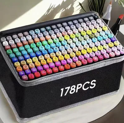 Produktbild von Set aus 178 doppelt punktierenden Alkoholmarker mit Aufbewahrungsbox und Schultergurt für professionelles Zeichnen und Skizzieren