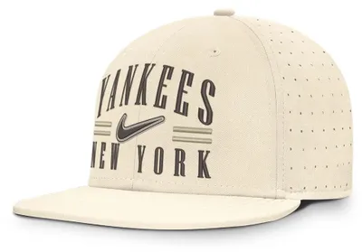 Produktbild von Nike Mlb New York Yankees Dri-fit True Structured Aero Bill Fitted Kappe Beige 7 1/4 Beige 7 1/4