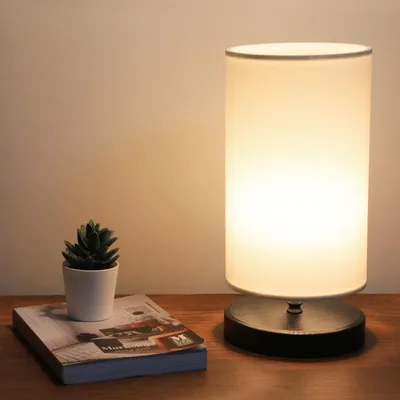 Produktbild von Opviq, Hochwertige Tischlampe mit Stoffkörper, Holzbeinen, 15 x 15 x 30 cm | Kap Durchmesser: 15 cm, Höhe: 24 cm | Höhenverstellbar: 100-150 cm | E14, max 40 W, Cremefarben.