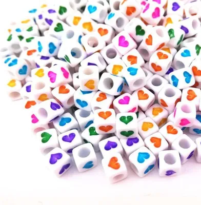 Image de Perles pour lettres, 250 pièces, 6x6 mm, blanches avec des cœurs colorés, carrées, mélange de cœurs