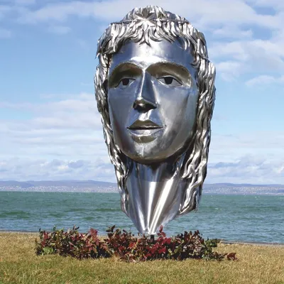 Produktbild von Casa Padrino XXL Garten Deko Edelstahl Skulptur Frauenkopf Silber H. 215 cm