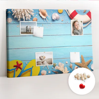 Produktbild von Korkwand mit Stecknadeln – Schwarzes Brett mit Stecknadeln für Fotos und Notizen – 100x70 cm – 100 Holz-Stecknadeln – Strandmotive