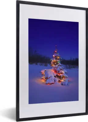 Produktbild von MuchoWow® MuchoWow® Gerahmtes Poster Beleuchteter Weihnachtsbaum im Schnee bei Nacht 40x60 cm - Poster mit zchwarzem Bilderrahmen - Poster in Rahmen