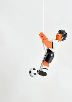 Produktbild von Holzspielzeug Kletterfigur Fußballer Höhe=6,5 (Kletterseil ca 45 cm)cm NEU