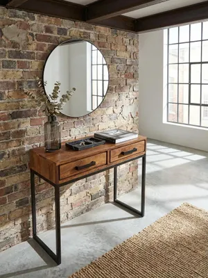 Von oben fotografierter schmaler Flurtisch mit zwei Schubladen, perfekt arrangiert auf einem Jute-Teppich in einem minimalistischen Eingangsbereich._#sku_SAFWL6.147#