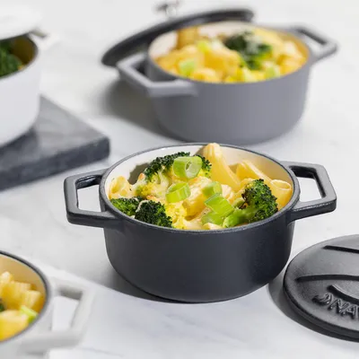 Produktbild von Navaris Mini Cocotte Set - 4x Gusseisen Mini Topf Schwarz Weiß - Optimale Wärme Distribution - Mini Auflaufform mit Deckel - Kleine Dessert Töpfe -