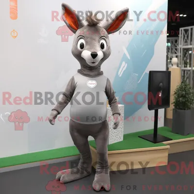 Produktbild von Graues REDBROKOLY Reh-Maskottchen-Kostüm bekleidet mit Yogahose und Fußpolstern