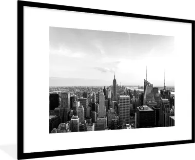 Produktbild von MuchoWow® Gerahmtes Poster New Yorker Skyline während eines Sonnenuntergangs - schwarz und weiß 90x60 cm - Poster mit Schwarzem Bilderrahmen Wandposter Rahmen Foto Bilder - Wanddekoration - Fotos