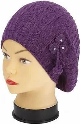 Produktbild von Strickmütze für Damen in lila mit Blumen Applikation