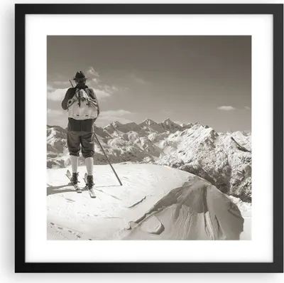 Produktbild von Gerahmtes Poster - Schwarzer Rahmen - Skifahrer Bayern Sepia - 40x40 cm - Wand Bild - Wanddeko - Wandbilder - Kunstposter - Wandposter - Bilderrahmen - Bilder - Kunstdruck - Wandbild - P2BAC40x40-4192
